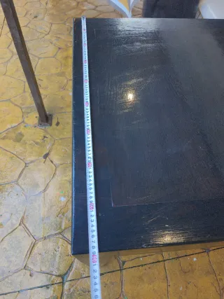 Mesa de madera negra y marrón