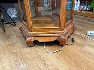 Armadio in legno massello con dettagli in cristallo