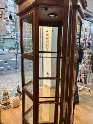 Armadio in legno massello con dettagli in cristallo