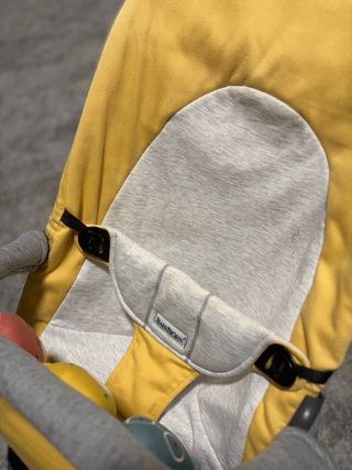 Hamaca BabyBjörn Amarilla + Juguete