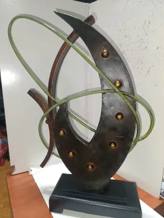 Escultura moderna abstracta