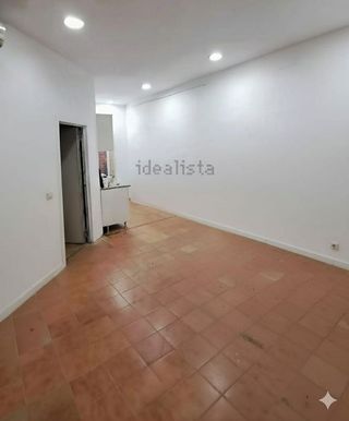 Local comercial en alquiler en El Camp de l'Arpa del Clot en Barcelona