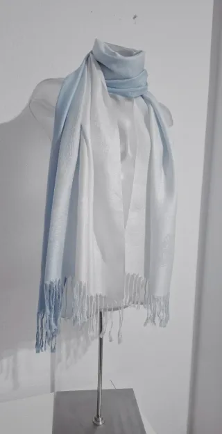 Pashmina azul y blanca degradada