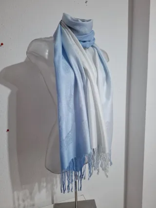 Pashmina azul y blanca degradada