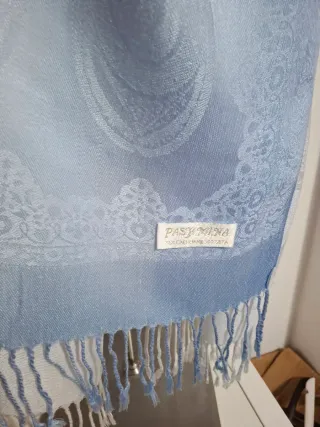 Pashmina azul y blanca degradada