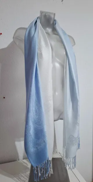 Pashmina azul y blanca degradada