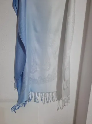 Pashmina azul y blanca degradada