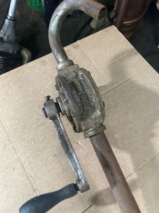 Bomba manual combustible