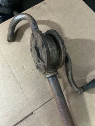 Bomba manual combustible