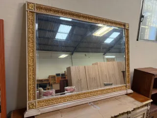 Mueble de salón comedor con espejo