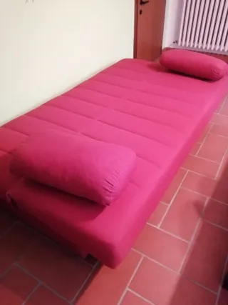 Divano letto rosso in tessuto