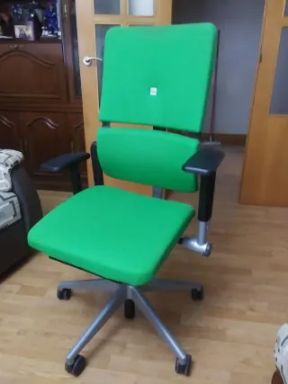 Silla de oficina ergonómica verde.