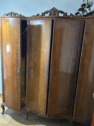 Muebles antiguos: Armario, cama y cómoda