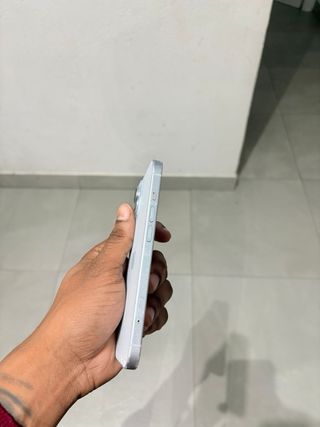 iPhone 15 azul/cielo