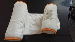 Almohada para bebé con diseño de huellas