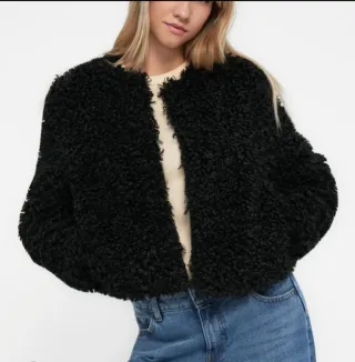 Abrigo corto pelo negro