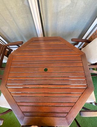 Mesa octogonal y 4 sillas de jardín