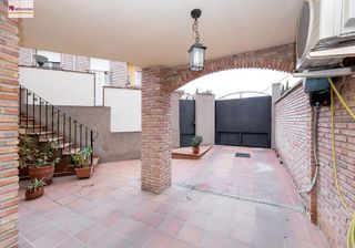 Casa adosada en venta en Zubia (La)