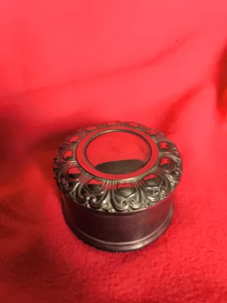 Caja Plateada con Monedas Varias