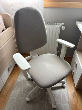 Silla de oficina/ordenador color beige y blanca