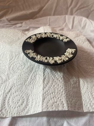 Cenicero Wedgwood Negro con Diseño Floral