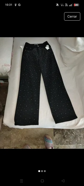 Pantalones negros con pedrería etiqueta