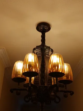 Lámpara de forja y cristal dorado