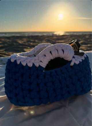 Borsa uncinetto blu e bianca Versace