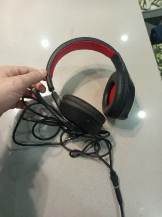 Cascos de música negros y rojos