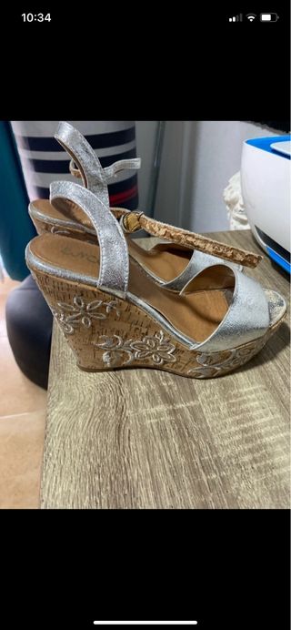 Tacones de cuña plateados con flores