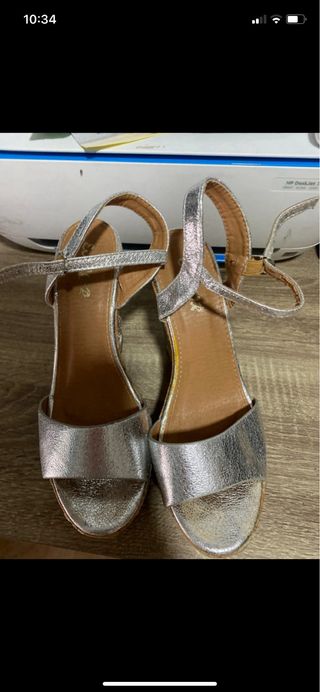 Tacones de cuña plateados con flores