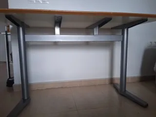 Mesa de escritorio blanca y metálica