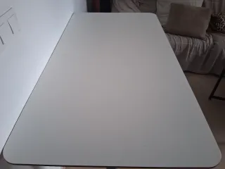 Mesa de escritorio blanca y metálica