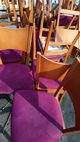 Sillas de madera con asiento de tela