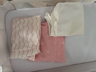 Cuna de bebé portátil, 2 sabanas y 1 protector