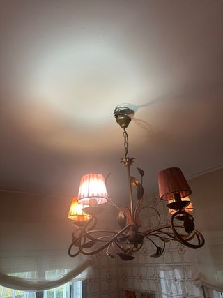 Lámpara de techo dorada con pantallas rojas