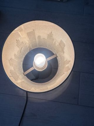 Lámpara de mesa diseño ciudad plateada