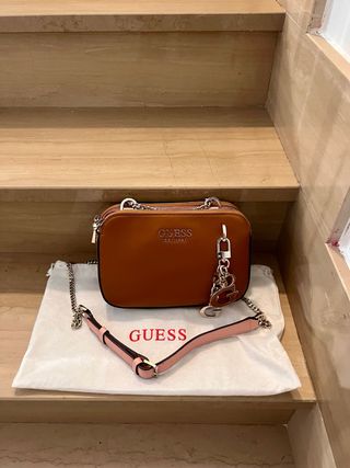 Bolso bandolera Guess marrón .