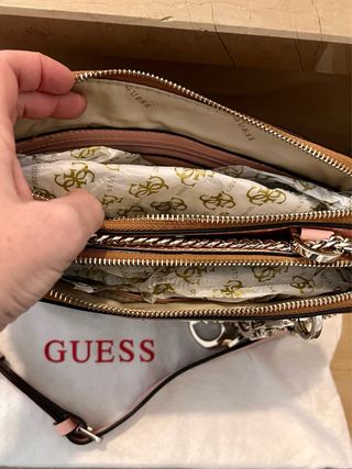Bolso bandolera Guess marrón .