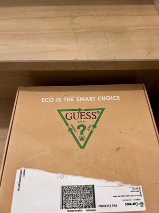 Bolso bandolera Guess marrón .