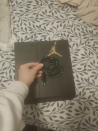 PS4 CUH-1216G Negra con Logo Jordan Dorado