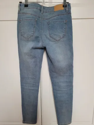 Vaqueros pitillo con bordado floral