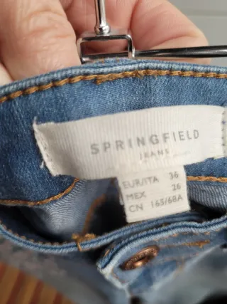 Vaqueros pitillo con bordado floral