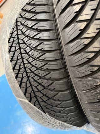 Neumático Yokohama BluEarth-4S 215/65R17 99V