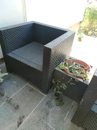 2 Sillones Ratán Gris + Jardinera con planta