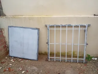 Reja de seguridad de hierro con ventana