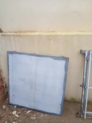 Reja de seguridad de hierro con ventana