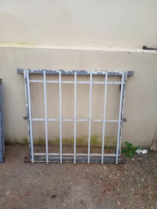 Reja de seguridad de hierro con ventana