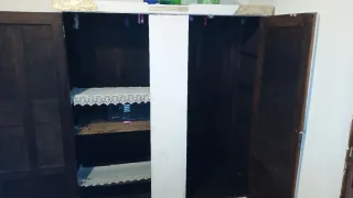 Armario restaurado con diseño floral