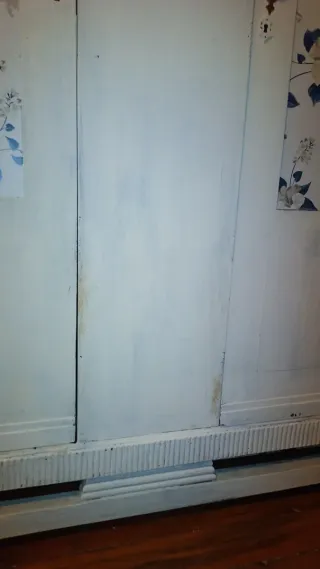 Armario restaurado con diseño floral